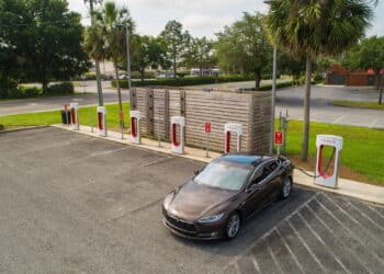 Tesla elétrico sendo carregado em unidade de carregamento - Créditos: depositphotos.com / felixtm