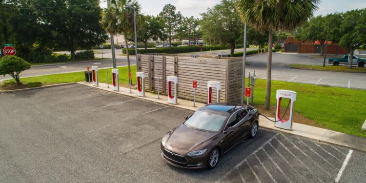 Tesla elétrico sendo carregado em unidade de carregamento - Créditos: depositphotos.com / felixtm