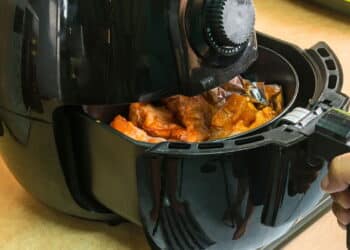 Imagem de alimentos sendo assados na Air Fryer - Créditos: depositphotos.com / Bubbers