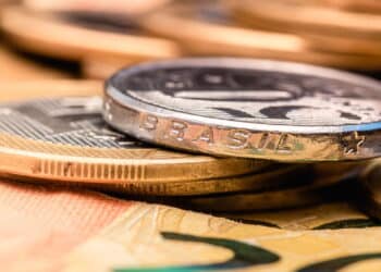 Moedas e dinheiro em papel - Créditos: depositphotos.com / rmcarvalhobsb