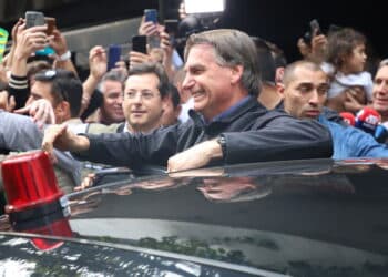 (INT) Brazilian President and Reelection Candidate Jair Messias Bolsonaro Interacts With Supporters in Sao Paulo. August 26, 2022, Sao Paulo, Brazil: Brazilian President and candidate for reelection, Jair Messias Bolsonaro (Liberal Party), interacts with supporters after participating in the Panico na Jovem Pan program, on Paulista Avenue, in Sao Paulo, on Friday (26). Credit: Leco Viana/Thenews2 (Foto: Leco Viana/TheNews2/Deposit Photos)