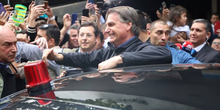 (INT) Brazilian President and Reelection Candidate Jair Messias Bolsonaro Interacts With Supporters in Sao Paulo. August 26, 2022, Sao Paulo, Brazil: Brazilian President and candidate for reelection, Jair Messias Bolsonaro (Liberal Party), interacts with supporters after participating in the Panico na Jovem Pan program, on Paulista Avenue, in Sao Paulo, on Friday (26). Credit: Leco Viana/Thenews2 (Foto: Leco Viana/TheNews2/Deposit Photos)