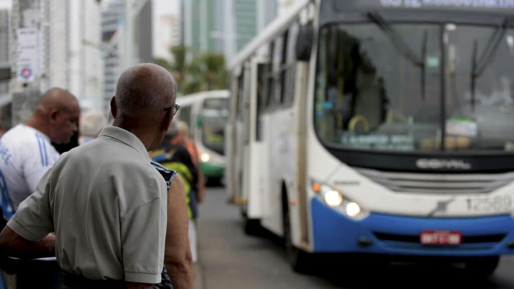 Idoso esperando ônibus - Créditos: depositphotos.com / joasouza