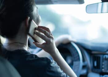 ATENÇÃO MOTORISTAS! EPTC intensifica fiscalização contra uso do celular ao volante.