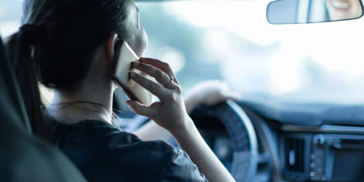 ATENÇÃO MOTORISTAS! EPTC intensifica fiscalização contra uso do celular ao volante.