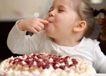 Criança comendo doce - Créditos: depositphotos.com / bereta