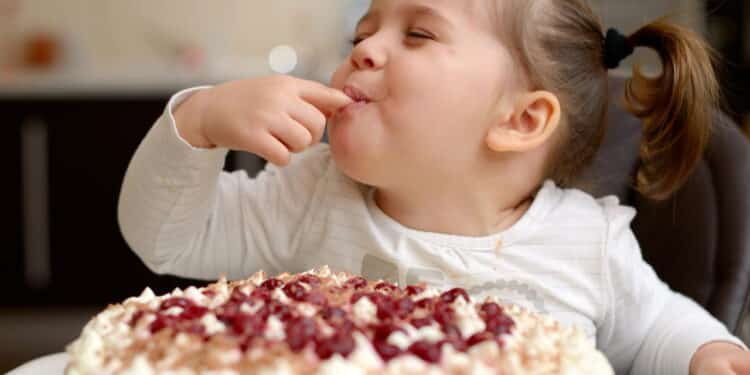 Criança comendo doce - Créditos: depositphotos.com / bereta