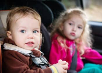 Crianças no carro usando a cadeirinha - Créditos: depositphotos.com / marchibas