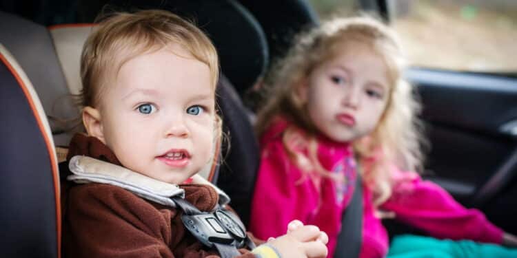 Crianças no carro usando a cadeirinha - Créditos: depositphotos.com / marchibas