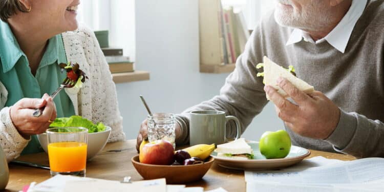 Imagem de idosos comendo -Créditos: depositphotos.com / Rawpixel