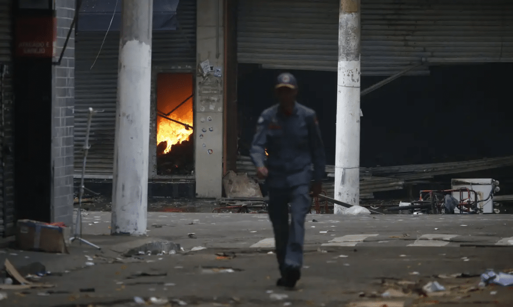 Alerta: incêndio no Brás pode provocar desabamento de shopping e ameaça prédios vizinhos