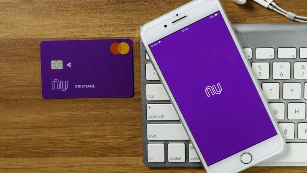 Cartão de crédito e aplicativo da Nubank - Créditos: depositphotos.com / julioricco