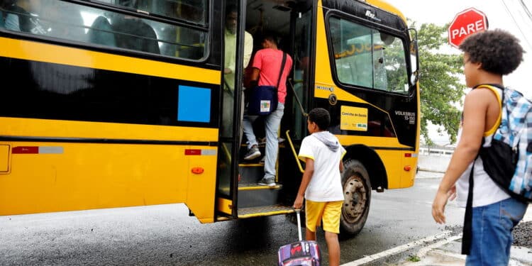 Imagem de passageiros embarcando em ônibus escolar - Créditos: depositphotos.com / joasouza