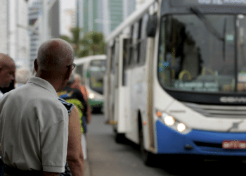 Idosos ganham direito a viajar de graça em 2025; veja as regras