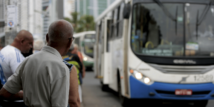 Idosos ganham direito a viajar de graça em 2025; veja as regras