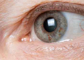 Como a psicologia explica quando alguém olha fixamente nos seus olhos? Veja significado
