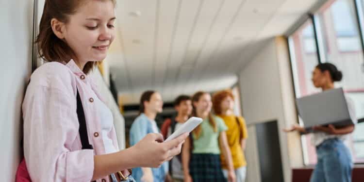 CNJ aprova novas regras para uso da internet por crianças e adolescentes no Brasil
