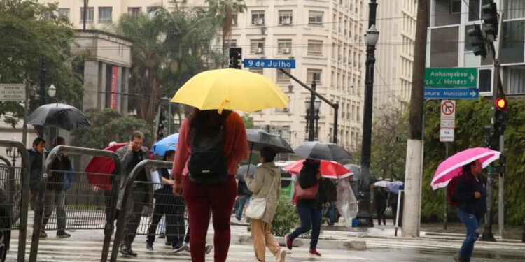 Março chega com onda de calor e temperaturas recordes, além de chuvas intensas; veja previsão