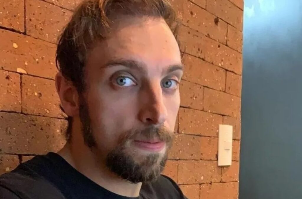Comediante Léo Lins é condenado a 8 anos de prisão; entenda o caso