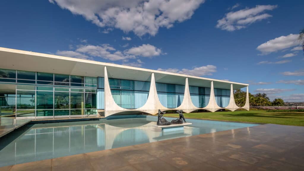 Tentativa de invasão ao Palácio do Planalto termina com disparos e prisão