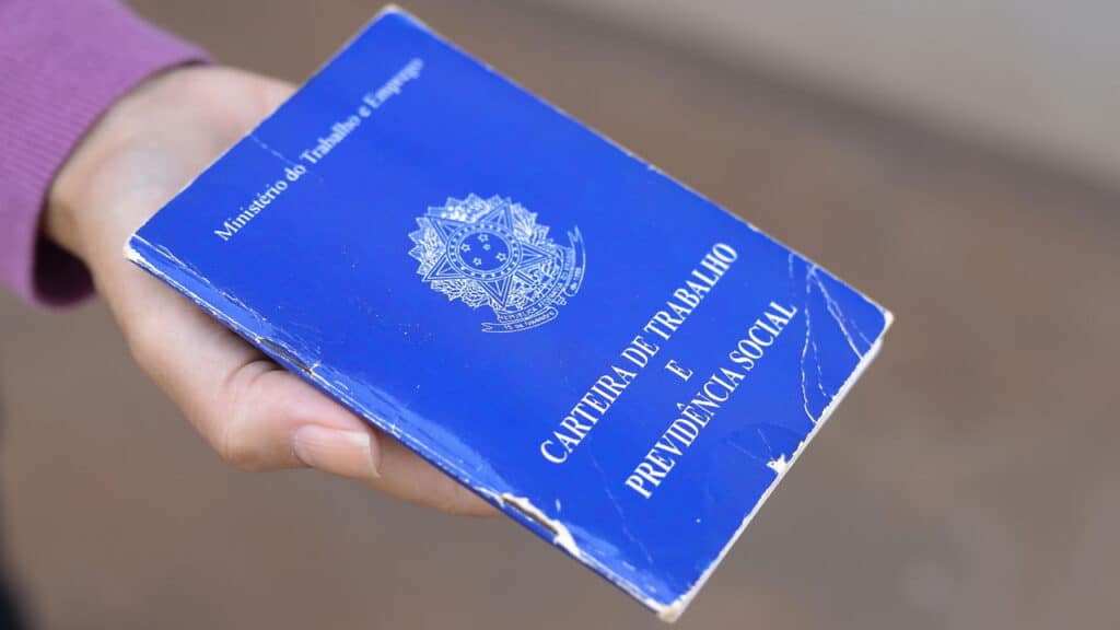 Brasileiros que trabalharam com carteira assinada por 12 meses podem ter direito a R$ 2.424 por mês