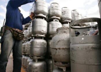 EUNAPOLIS, BAHIA / BRAZIL - March 16, 2010: view of gas kitchen resale in the city of Eunápolis (BA) (Joa Souza). *** Local Caption ***