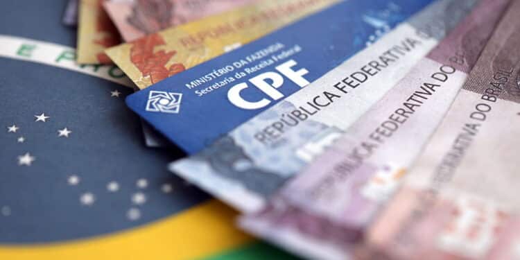 CPF com cédulas de dinheiro - Créditos: depositphotos.com / Mehaniq