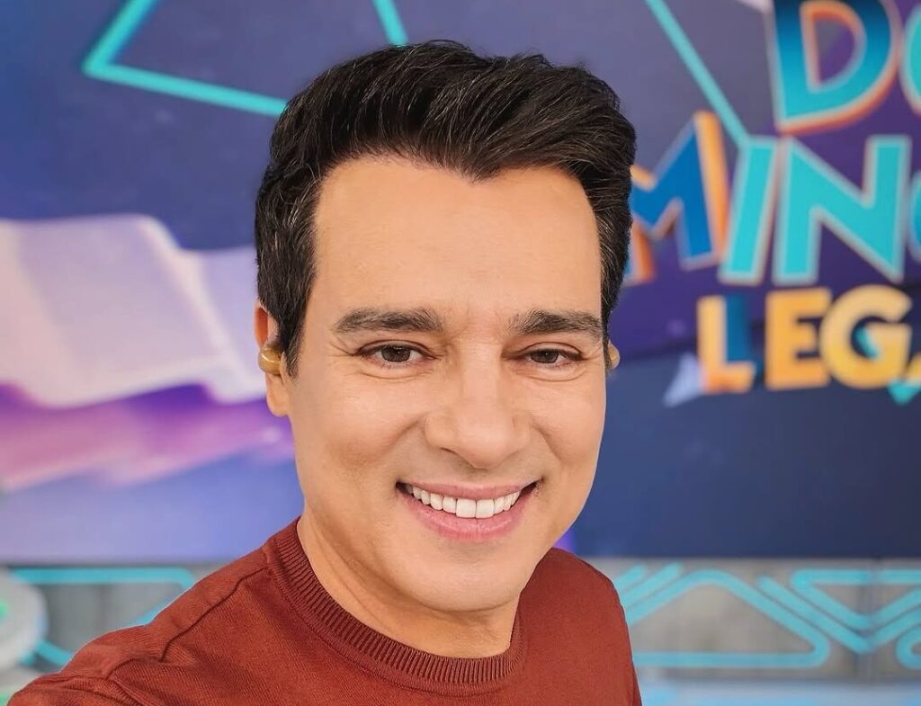 Celso Portiolli chora ao relembrar do falecimento do irmão durante o Domingo Legal!