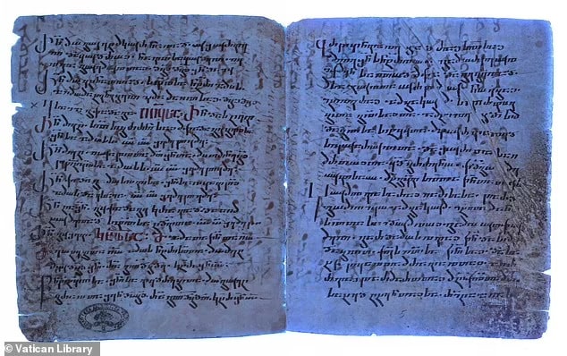 O manuscrito contém os capítulos 11 a 12 de Mateus. Ao aplicar luz ultravioleta, especialistas descobriram que o texto da Bíblia estava oculto sob duas camadas de escrita. - Imagem: Biblioteca do Vaticano