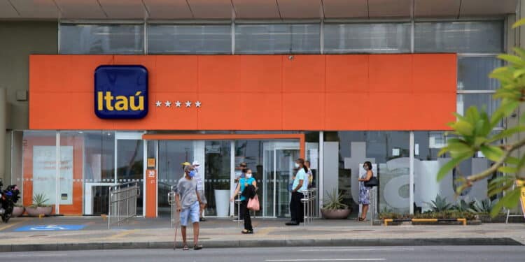 salvador, bahia, brazil - january 11, 2021: people are seen at the Banco Itau branch in the Pituba neighborhood in the city of Salvador.