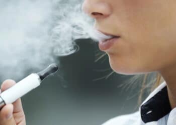 Imagem de mulher exalando fumaça de cigarro eletrônico - Créditos: depositphotos.com / diego_cervo