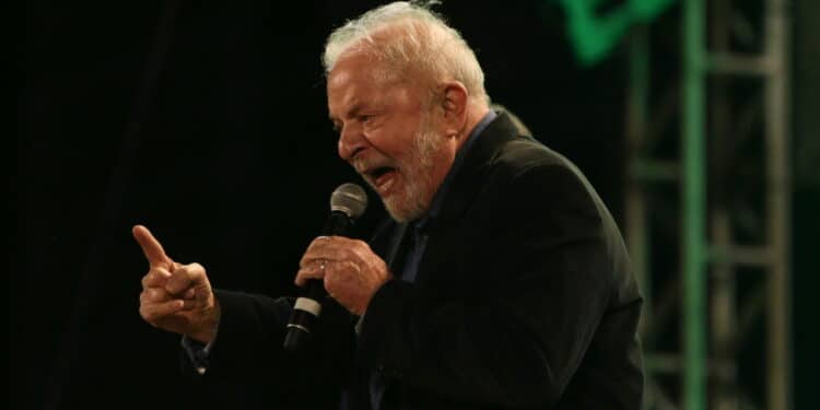 (INT) Brazil Elections: Former President Lula attends a rally in Porto Alegre. September 16, 2022, Porto Alegre, Rio Grande do Sul, Brazil: Brazilian presidential candidate Luiz Inacio da Silva (Workers' Party) participates in a campaign rally at Glenio Peres Square, in Porto Alegre, on Friday (16). Also in attendance were Edegar Pretto (Workers' Party), which is running for governor of Rio Grande do Sul, Pedro Ruas (Socialism and Liberty Party), candidate for vice governor, and Olivio Dutra (Workers' Party), candidate for the Senate. Credit: Matheus Pe/Thenews2 (Foto: Matheus Pe/TheNews2/Deposit Photos)