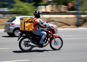 Motoristas e Motoboys podem ser incluídos no Bolsa Família: Saiba mais!