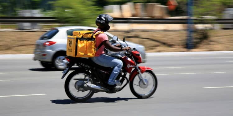 Motoristas e Motoboys podem ser incluídos no Bolsa Família: Saiba mais!