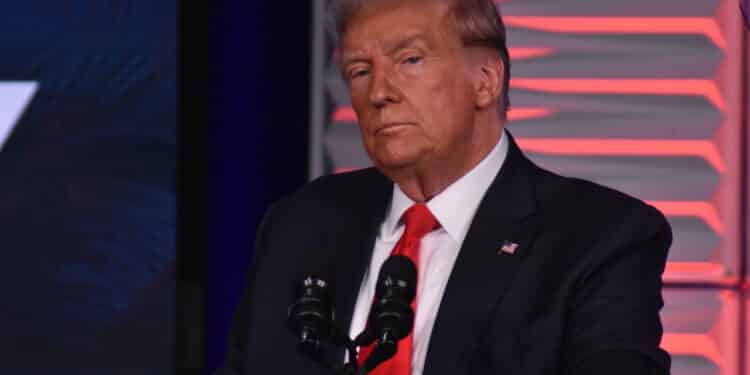 (NEW) Former US President Donald J. Trump delivers remarks at the Republican Party of Florida's Freedom Summit. November 4, 2023, Kissimmee, Florida, USA: Former President of the United States Donald J. Trump delivers remarks at the Republican Party of Florida's Freedom Summit. Credit: Kyle Mazza/TheNews2 (Foto: Kyle Mazza/Thenews2/Deposit Photos)