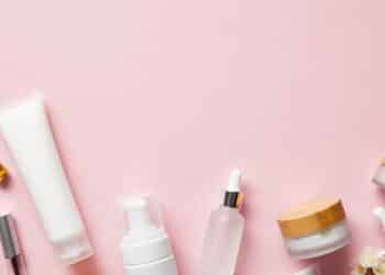 Anvisa emite alerta e proíbe venda de oito cosméticos para cabelo