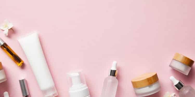 Anvisa emite alerta e proíbe venda de oito cosméticos para cabelo
