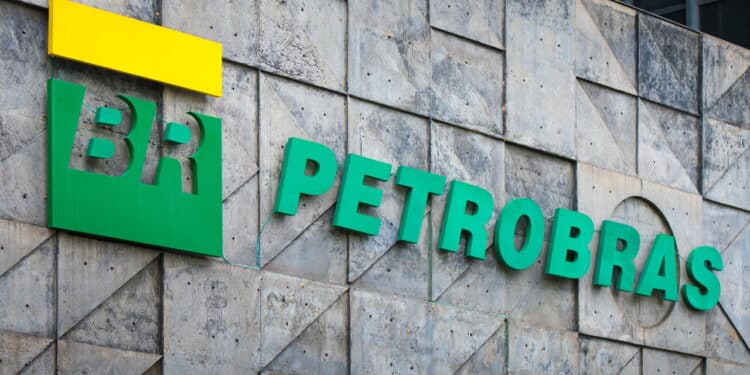 Ações da Petrobras derretem após prejuízo trimestral impactar o mercado; veja números