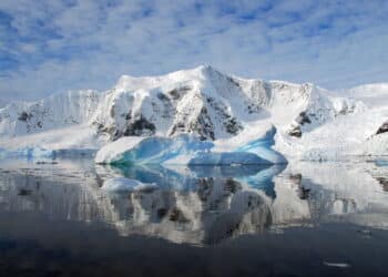 'Brilho misterioso' sob a Antártida intriga cientistas após nova descoberta por satélites