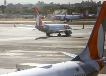 VÍDEO: avião da Gol bate em carro durante decolagem no Galeão