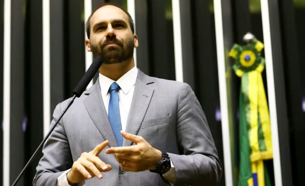 Moraes barra investigação e impede apreensão do passaporte de Eduardo Bolsonaro