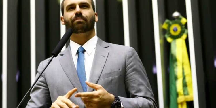 Eduardo Bolsonaro afirma que não voltará ao Brasil e diz que é 'alvo de Moraes'