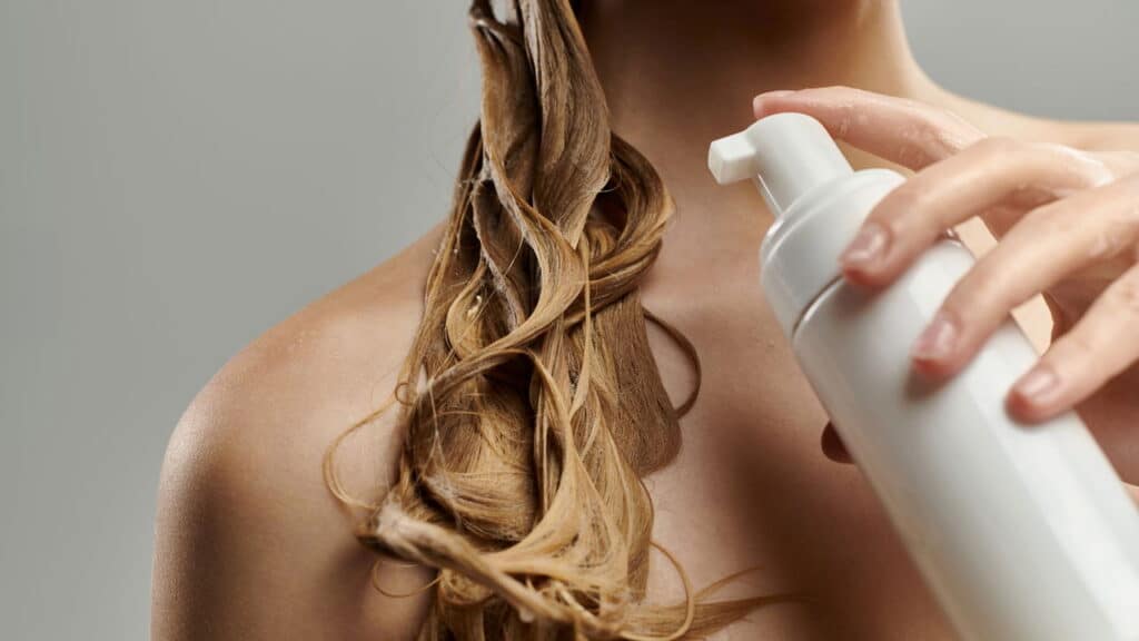 Este shampoo tonalizante pode ser a solução definitiva para esconder os fios brancos em pouco tempo