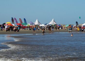 Você vai se surpreender: maior praia do mundo está no Brasil!