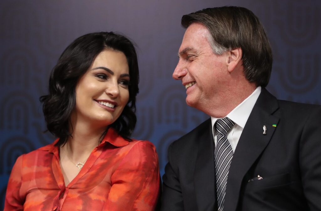 Bolsonaro quebra silêncio e revela que filho e esposa estão sem se falar