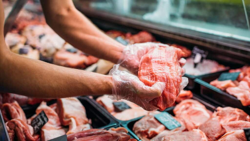 Preços da carne, café, e azeite vão continuar a subir? Entenda as previsões para os 'vilões' da inflação