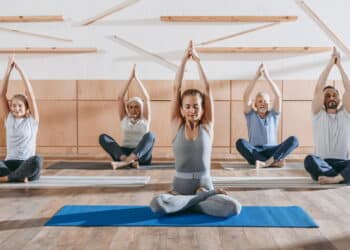 imagem de mulheres praticando Yoga - Créditos: depositphotos.com / AllaSerebrina