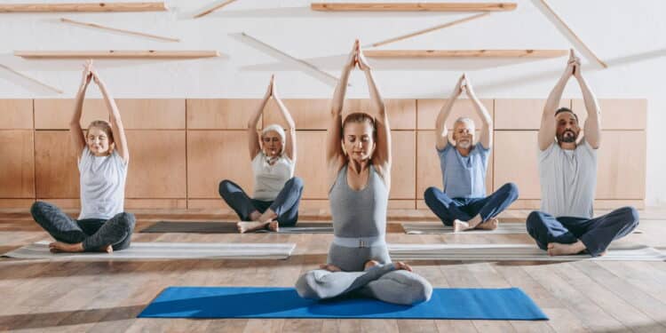 imagem de mulheres praticando Yoga - Créditos: depositphotos.com / AllaSerebrina