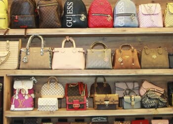 Imagem de prateleira de bolsas - Créditos: depositphotos.com / marifranz777.rambler.ru