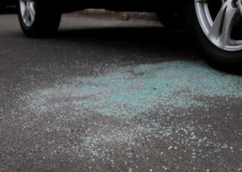 Imagem de carro com vidro quebrado - Créditos: depositphotos.com / AnyVidStudio